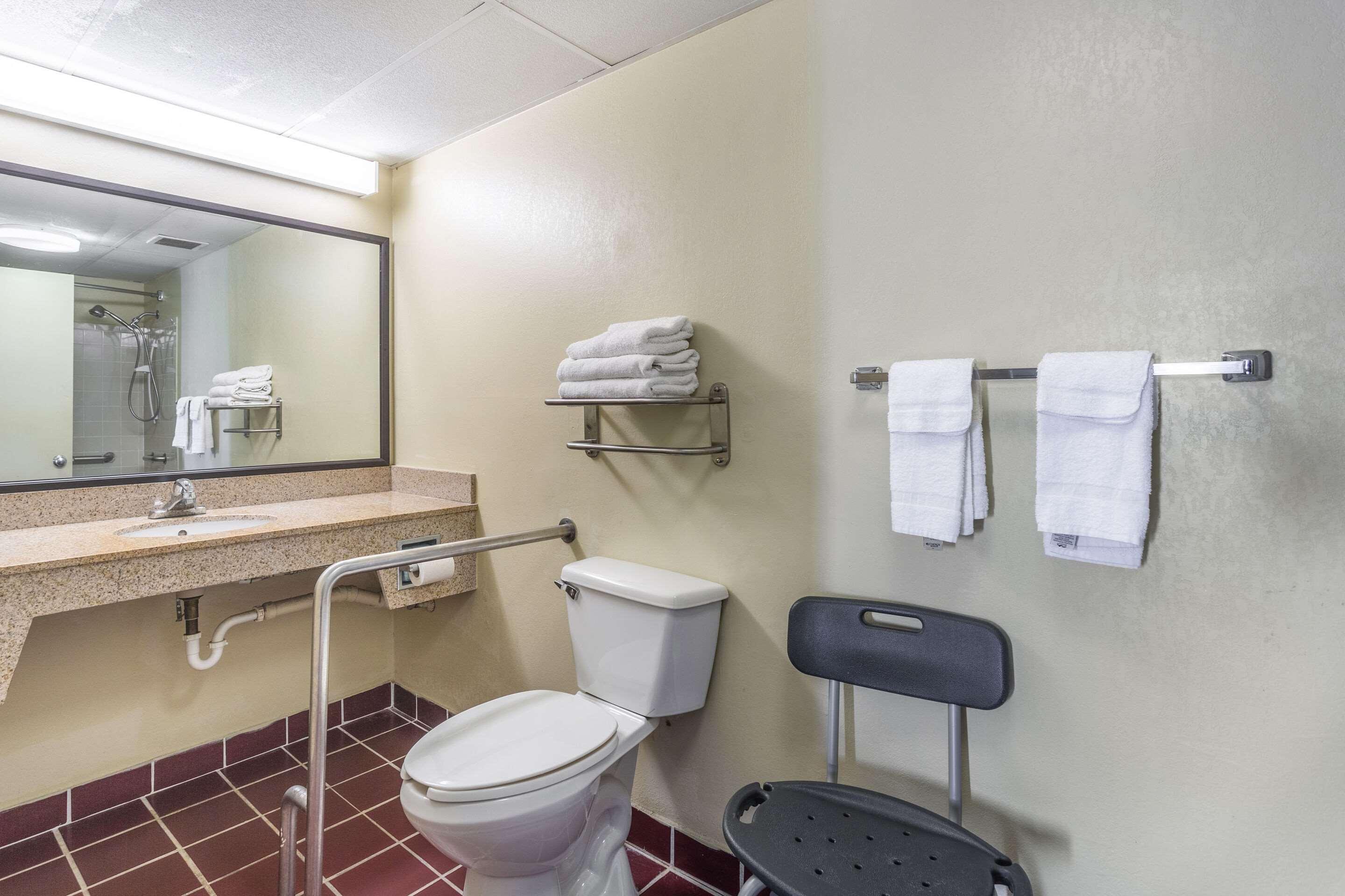 Econo Lodge & Suites Clarksville Exteriör bild