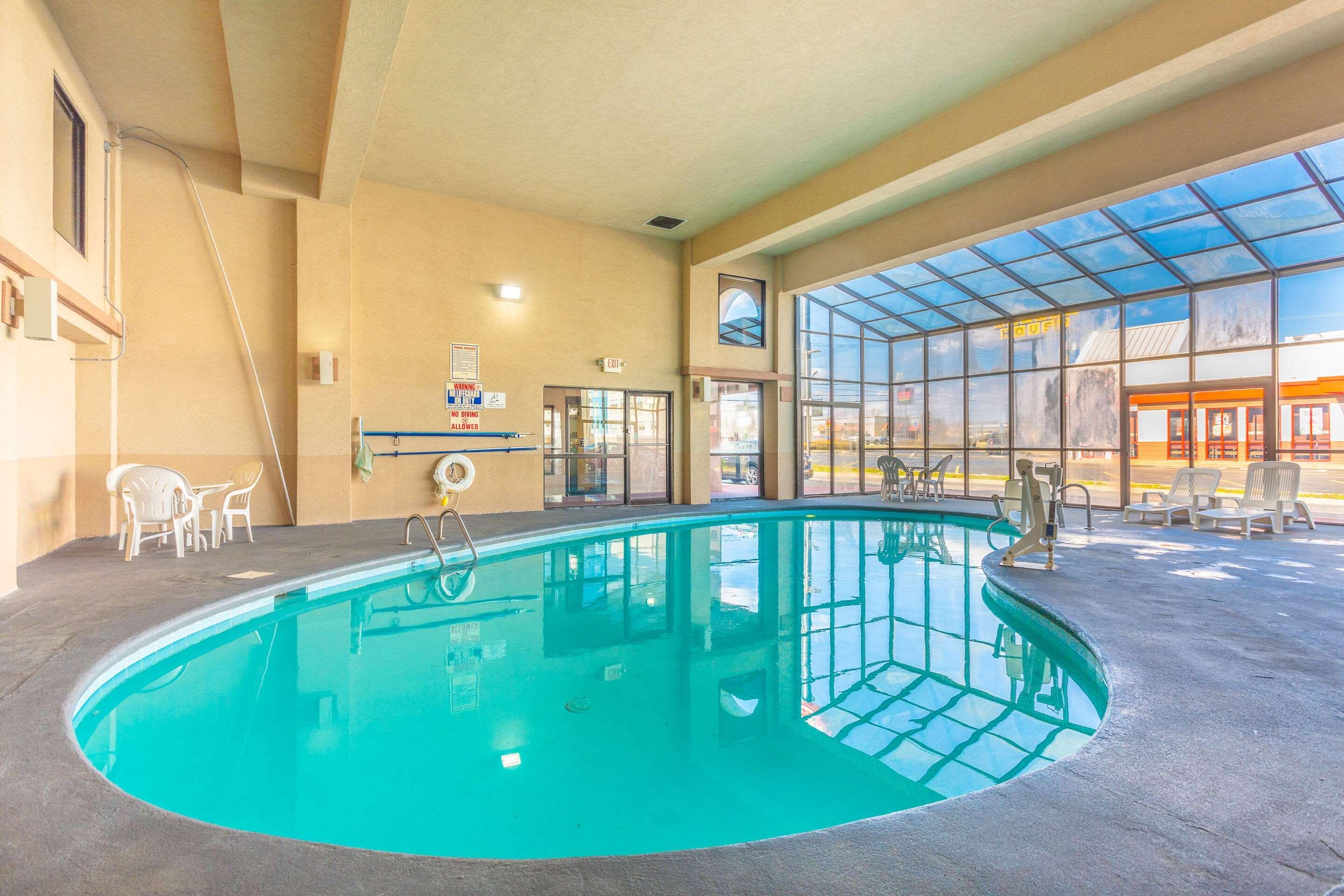 Econo Lodge & Suites Clarksville Exteriör bild