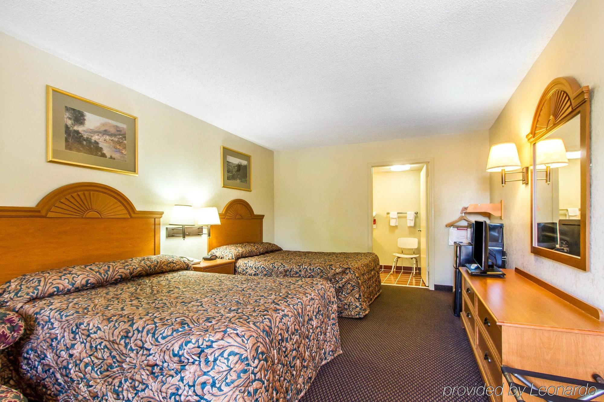 Econo Lodge & Suites Clarksville Exteriör bild
