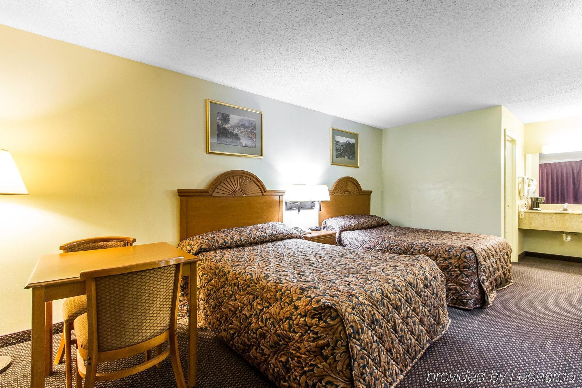 Econo Lodge & Suites Clarksville Exteriör bild