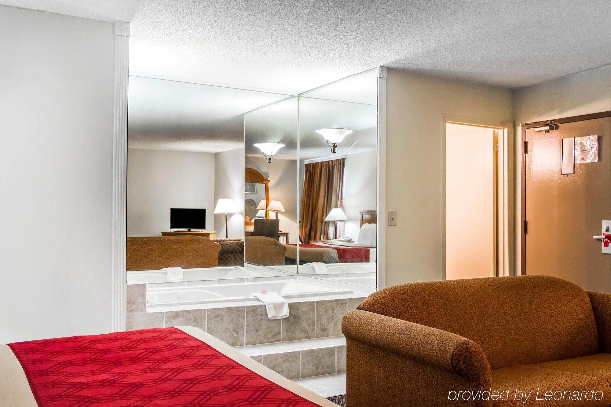 Econo Lodge & Suites Clarksville Exteriör bild