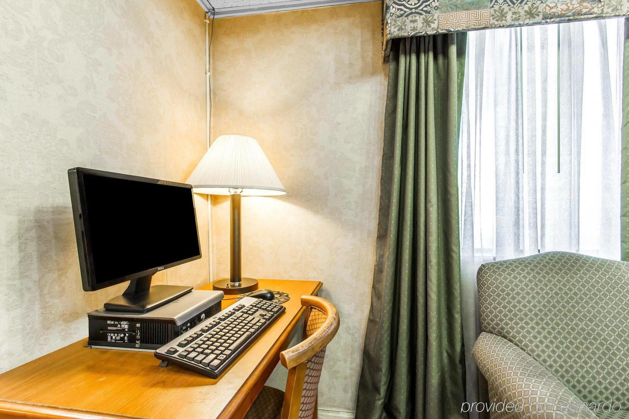 Econo Lodge & Suites Clarksville Exteriör bild