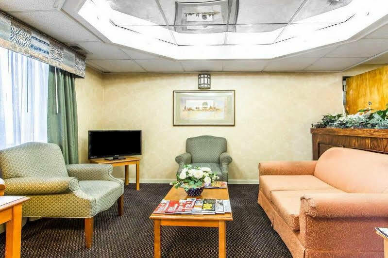 Econo Lodge & Suites Clarksville Exteriör bild